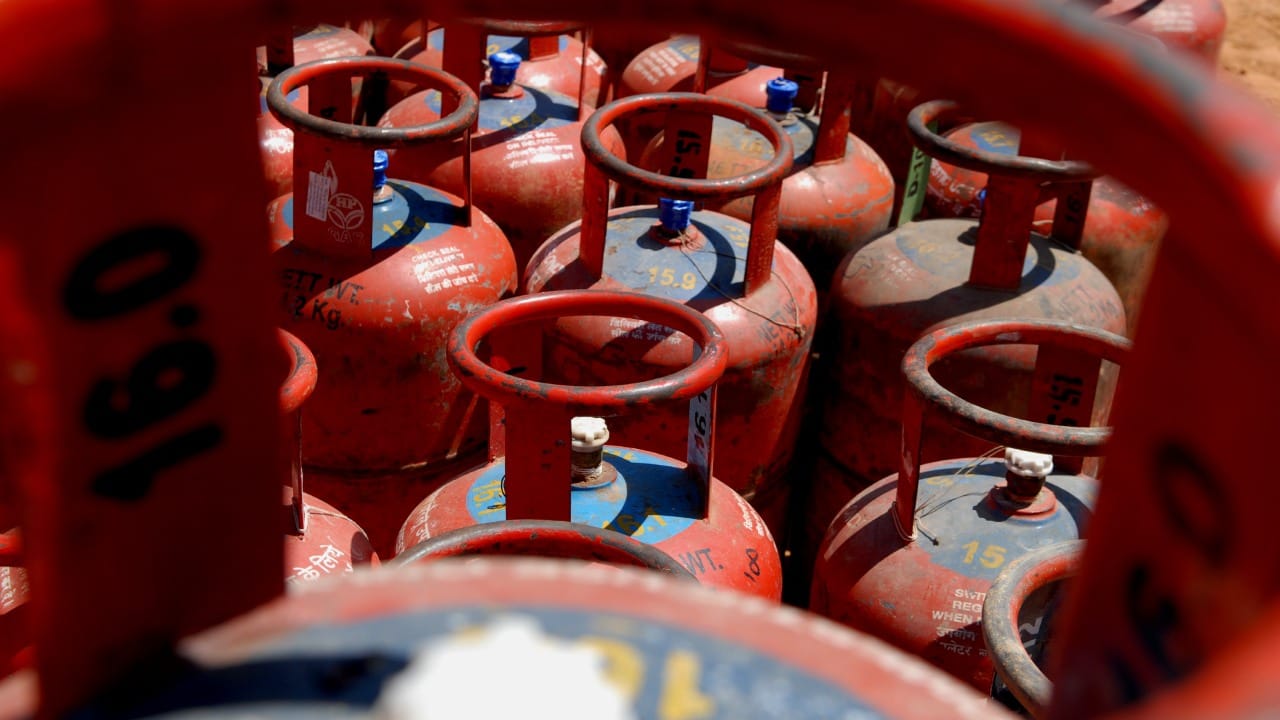 प्रत्येक सिलेंडरवर त्याचे रिकामे वजन लिहिलेले असते. त्यासाठी प्रथम पूर्ण सिलेंडरचे वजन करा. त्यातून सिलेंडरवर लिहिलेले टायर वेट वजा करा. उरलेली संख्या म्हणजे तुमच्या सिलेंडरमधील गॅसचे निव्वळ वजन असते. साधारणपणे घरगुती सिलेंडरमध्ये १४.२ किलो गॅस असतो. त्यावरून तुम्ही वापराचा अंदाज घेऊ शकता.