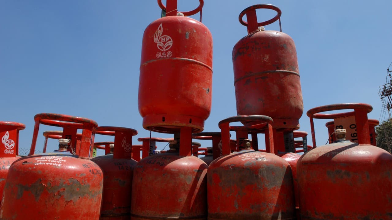 सिलेंडरचा जो भाग रिकामा आहे, तिथले पाणी पटकन सुकेल. मात्र, ज्या भागात गॅस भरलेला आहे, तो भाग थंड राहिल्यामुळे तिथला ओलावा सुकायला वेळ लागेल. हा ओलावा जेवढ्या भागात आहे, तेवढा गॅस शिल्लक आहे असे समजावे.