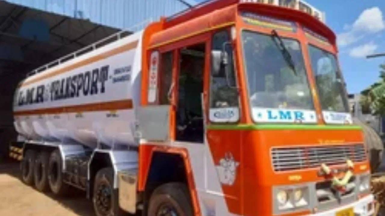 तर तेलाचे टँकर हे बहुतेकदा ॲल्युमिनियम मिश्रधातू किंवा स्टेनलेस स्टीलचे बनवलेले असतात. ॲल्युमिनियमला ​​प्राधान्य दिलं जातं कारण ते वजनाने हलकं आणि सुरक्षित असतं, आणि त्यात सहज स्पार्क होत नाही.