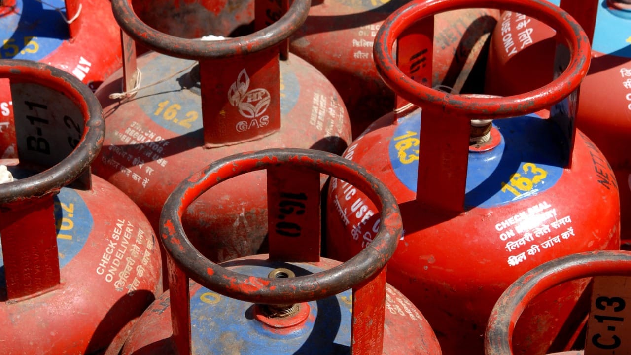 सिलेंडरमधील गॅस मोजण्याची ही सर्वात सोपी पद्धत आहे. एक कापड पाण्यात भिजवून ओले करा आणि ते सिलेंडरच्या बाजूने वरपासून खालपर्यंत गुंडाळा. एक-दोन मिनिटांनंतर कापड काढून टाका.