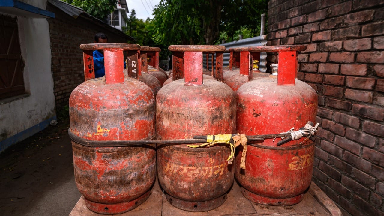 आजच्या धावपळीच्या जीवनात एलपीजी गॅस सिलेंडर हा प्रत्येक घराचा अविभाज्य भाग बनला आहे. पण ऐन गडबडीच्या वेळी किंवा पाहुणे आले असताना अचानक गॅस संपला की मोठी पंचायत होते.
