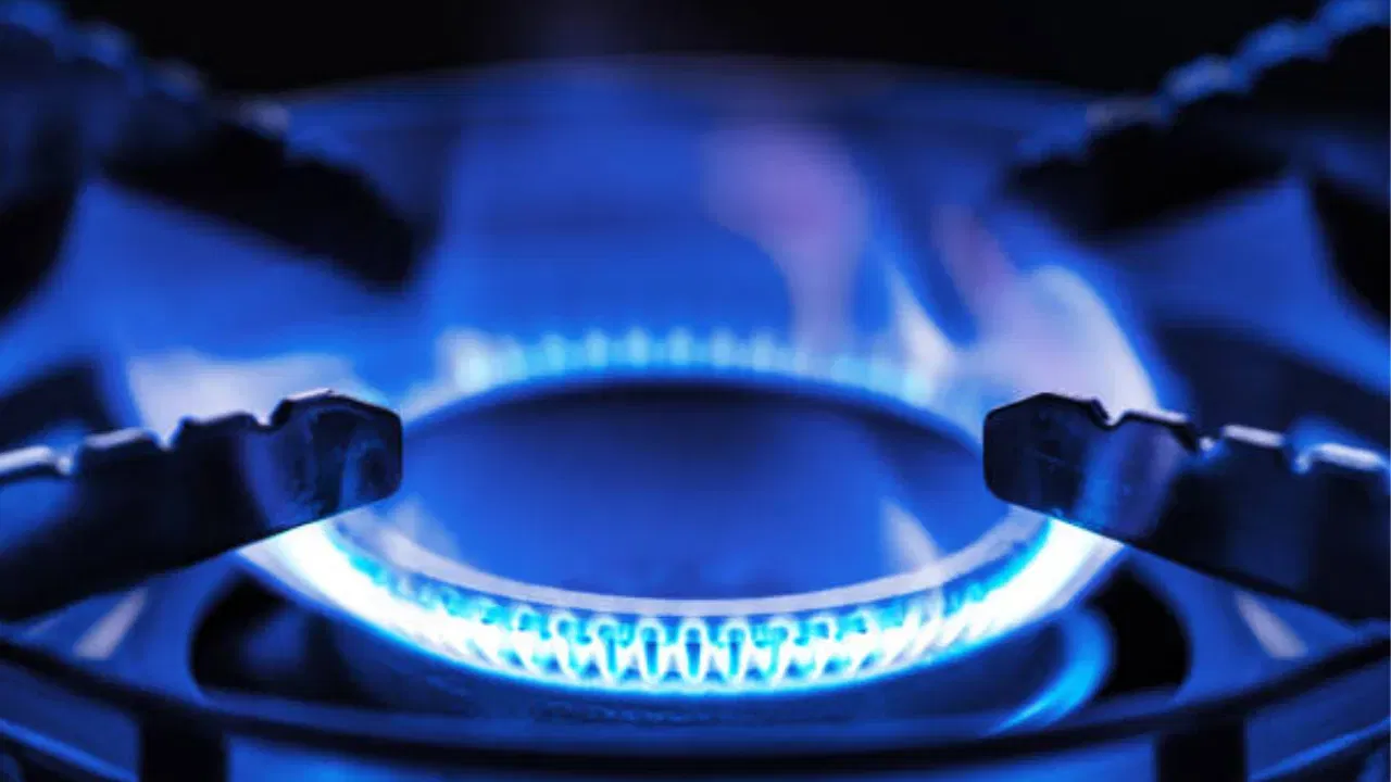 केवळ पेट्रोल आणि डिझेलच नाही तर बांगलादेशलाही गॅस टंचाईचा सामना करावा लागत आहे. युद्धामुळे कतारने एलएनजी पुरवठा थांबवला आहे. त्यामुळे बांग्लादेश अडचणीत सापडला आहे.   