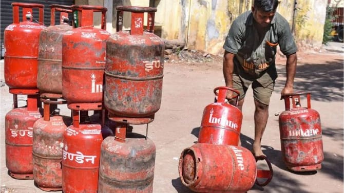 घरात गॅस सिलिंडर असेल तर करू नका या चुका, अन्यथा...काय काळजी घ्यावी?