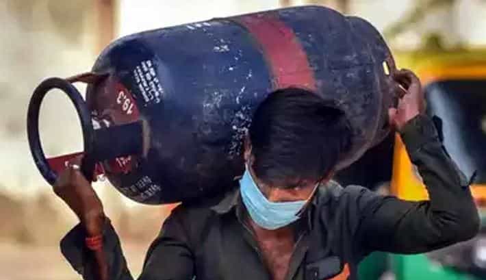 इस्रायल-इराण युद्धात इराणने होर्मुझची सामुद्रधुनी बंद केल्याने भारतासह जगभरातील अनेक देशांत इंधन, उर्जेचं संकट निर्माण झालं आहे. भारतात तर स्वयंपाकासाठी लागणाऱ्या गॅस सिलिंडरचा भाव वाढला आहे.