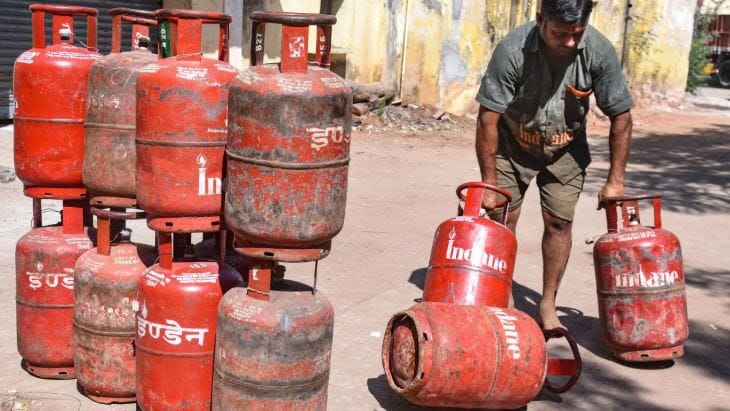 दुसरीकडे गॅस बुक केल्यानंतर तो लवकर मिळत नाहीये. 25-25 दिवस वेटिंगवर राहावे लागत आहेत. त्यामुळे गॅस संपल्यावर नेमकं काय करावं? असा प्रश्न अनेकांना पडला आहे. असे असतानाच आता सरकारने काही घटकांना गॅस सिलिंडर मिळण्याबाबत काही नियम निश्चित केले आहेत. 