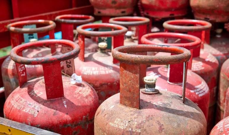 सरकारी नियमानुसार रुग्णालय, आरोग्य संस्था यांना तत्काळ गॅस सिलिंडर दिले जाणार आहे. तत्काळ गॅस सिलिंडर मिळणाऱ्यांच्या यादीमध्ये रुग्णालये सर्वोच्च स्थानी आहेत. रुग्णांना वेळेवर जेवण मिळावे यासाठी हा निर्णय घेण्यात आला आहे. 