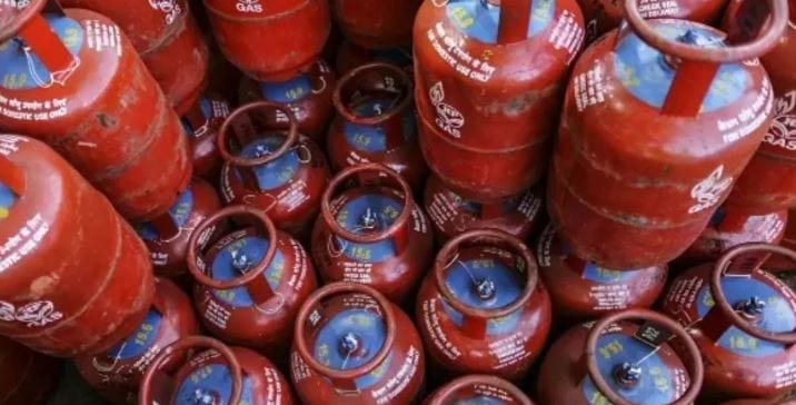 त्यानंतर संरक्षण, सुरक्षा प्रतिष्ठानांना प्राधान्य देण्यात आलेले आहे. लष्कराचे स्वयंपाकघर, कॅन्टीन, मेस अशा ठिकाणांना तत्काळ गॅस सिलिंडर मिळायला हवे, असे सरकारचे धोरण आहे. य