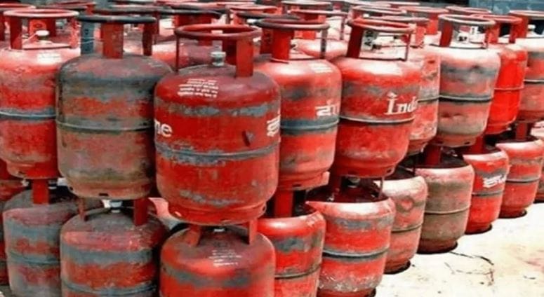 त्यानंतर पंतप्रधान उज्ज्वला योजनेअंतर्गत गॅस वापरणाऱ्या कुटुंबांना गॅस सिलिंडर मिळायला हवे, असे सरकारचे धोरण आहे. कारण असे कुटुंब हे आर्थिक दृष्टीने कमकुवत असतात. त्यानंतर घरगुती वापरासाठी गॅस सिलिंडर दिला जाईल. गॅस डिलिव्हरीच्या प्राधान्यक्रमामध्ये हॉटेल, रेस्टॉरंट्स आणि व्यावसायिक संस्थांना शेवटचे स्थान देण्यात आले आहे.