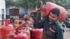 एका LPG सिलिंडरवर कमिशन किती? डिलिव्हरी बॉयची कमाई वाचून धक्काच बसेल!.