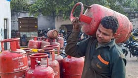 एका LPG सिलिंडरवर कमिशन किती? डिलिव्हरी बॉयची कमाई वाचून धक्काच बसेल!.
