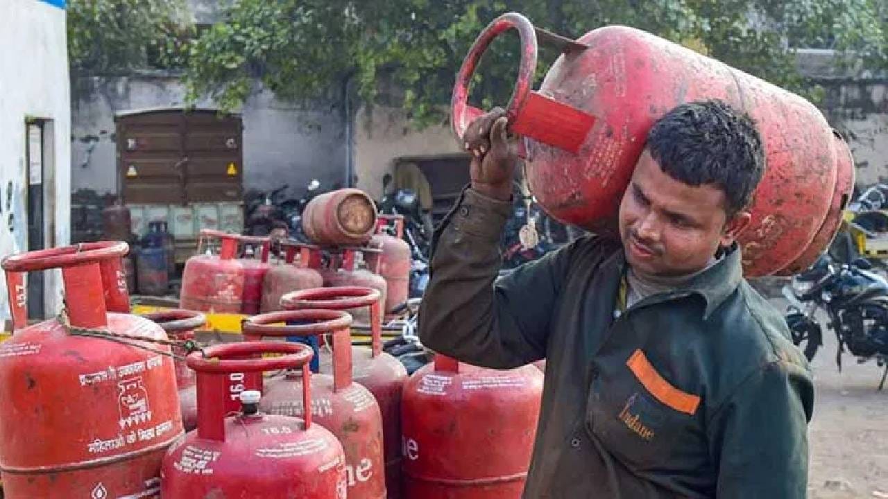 Gas Cylinder : एका LPG सिलिंडरवर कमिशन किती? डिलिव्हरी बॉयची कमाई वाचून धक्काच बसेल! Gas Cylinder : एका LPG सिलिंडरवर कमिशन किती? डिलिव्हरी बॉयची कमाई वाचून धक्काच बसेल!