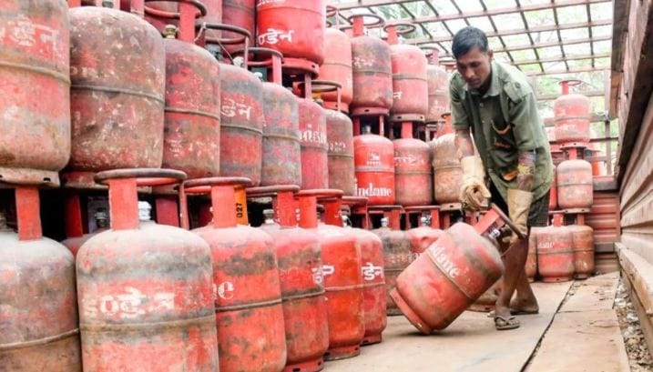 पश्चिम आखातातील युद्धामुळे भारतात उर्जासंकट निर्माण झाले आहे. देशभरात घरगुती गॅस सिलिंडर तसेच व्यावसायिक गॅस सिलिंडरचे संकट निर्माण झाले आहे. गॅस बुक करूनही लोकांना वेळेवर स्वयंपाकाचा गॅस मिळत नाहीये. 