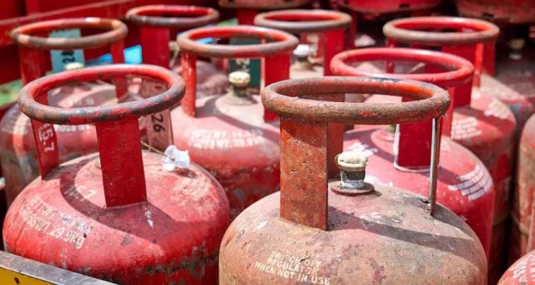 गॅस पेटवताना अगोदर गॅस सुरू करू नका. अगोदर माचिस पेटवावी नंतर गॅस सुरू करावा. जेवण तयार करताना नेहमी सुती कपडे परिधान करावेत. ठराविक कालावधीनंतर गॅस सिलिंडरची तपासणी करावी. 