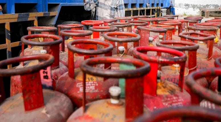 घरातील विजेची बटणं बंद करावीत. लगेच घराचा दरवाजा, खिडक्या उघडाव्यात. लवकरात लवकर मदत कशी मिळेल, यासाठी प्रयत्न करावेत. गॅस सिलिंडर तसेच कनेक्शन नियमित तपासल्यावर अपघाताची शक्यता कमी होते. 