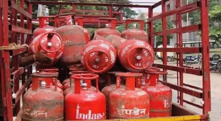 इराण आणि इस्रायल यांच्यातील युद्धाचा भडका उडाला आहे. या युद्धात इराणचे मोठे नुकसान झाले आहे. अमेरिकनेही इराणवर हल्ला केले आहेत. या युद्धाने आता संपूर्ण जगाने धसका घेतला आहे. कारण या संघर्षामुळे इंधन पुरवठ्यावर मोठा परिणाम होण्याची शक्यता आहे.