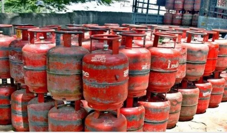 आखाती देश हे जागतिक राजकारणात नेहमीच केंद्रस्थानी राहिलेले आहेत. या देशांकडे उर्जानिर्मितीसाठी लागणाऱ्या कच्च्या तेलाचा मोठा साठा आहे. याच आखाती देशांतून भारतासह जगभरातील अनेक देशांना नैसर्गिक वायू, कच्च्या तेलाचा पुरवठा होतो.