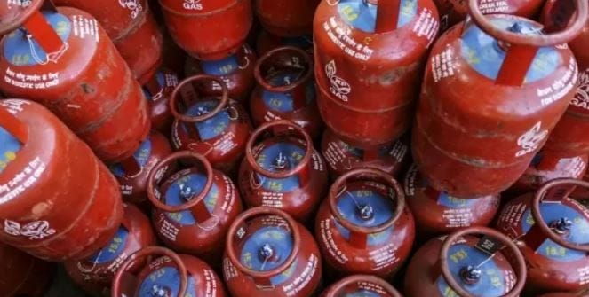 भारतासह चीन हा देश कतारकडून एलएनजीची मोठ्या प्रमाणात खरेदी करतो. परंतु आता आखाती देशात हा संघर्ष पेटल्यामुळे भविष्यात भारतात गॅस सिलिंडरचा भाव वाढण्याची शक्यता आहे. कच्च्या तेलाची किंमत वाढल्यामुळे भविष्यात नैसर्गिक वायूदेखील महाग होऊ शकतो.