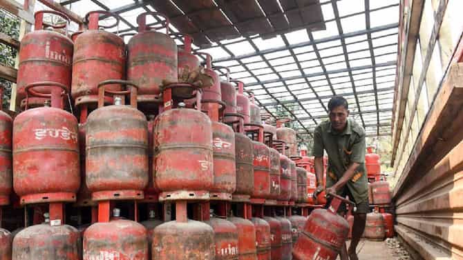 LPG Shortage : भारत स्वत: किती टक्के LPG गॅस बनवतो? कुठल्या देशांकडून सर्वाधिक गॅसची आयात होते?