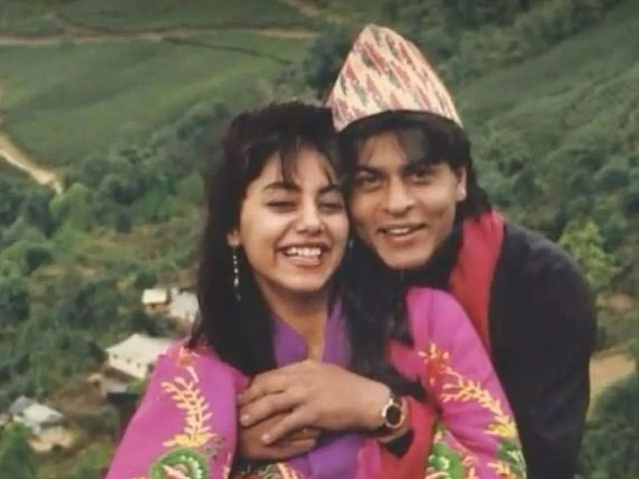 आज शाहरुख खान बॉलिवूडमध्ये अव्वल स्थानी आहे तर, गौरीने अनेक बॉलीवूड स्टार्सच्या घरांसाठी इंटीरियर तयार केले आहेत. शिवाय निर्मिती क्षेत्रात देखील गौरी पुढे आहे. एवढंच नाही तर, आर्यन आणि सुहाना यांनी देखील करियरची सुरुवात केली आहे. 