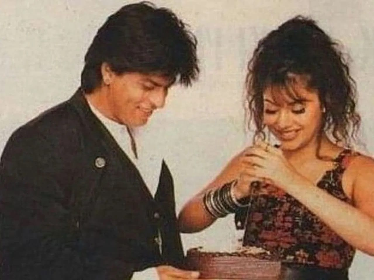 सर्वात महत्त्वाची गोष्ट म्हणजे लग्नानंतर अभिनेत्याने मोठ्या पडद्यावर पदार्पण केलं. शाहरुख आणि गौरी खान यांनी 1991 मध्ये दिल्लीत लग्न केलं. लग्नापूर्वी शाहरुख अनेक टीव्ही मालिकांमध्ये दिसला होता आणि 1992 मध्ये 'दीवाना' या सिनेमातून त्याने पदार्पण केलं.