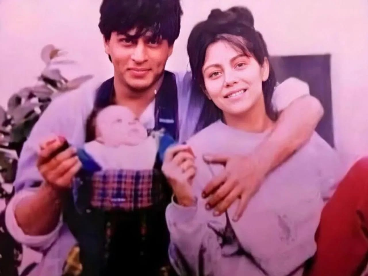 धर्म वेग-वेगळे असल्यामुळे गौरीच्या कुटुंबियांचा दोघांच्या नात्याला नकार होता. पण गौरी आणि शाहरुख यांनी माघार घेतली नाही. स्वतःच्या बळावर दोघांनी त्यांचं साम्राज्य निर्माण केलं आहे.