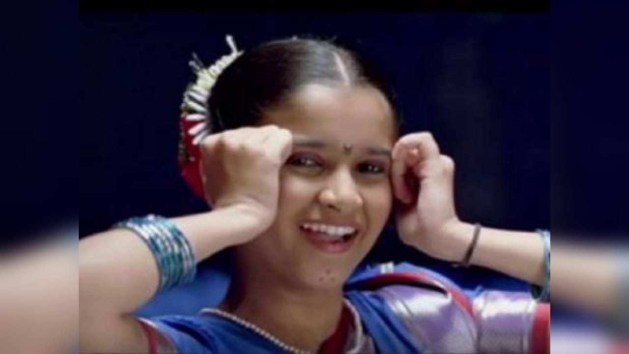 'दे धक्का'मधील 'उगवली शुक्राची चांदणी' या गाण्याने सोशल मीडियावर प्रचंड लोकप्रियता मिळवली आहे. यामधील तिचा हा डान्स खूपच चर्चेत आला होता. 