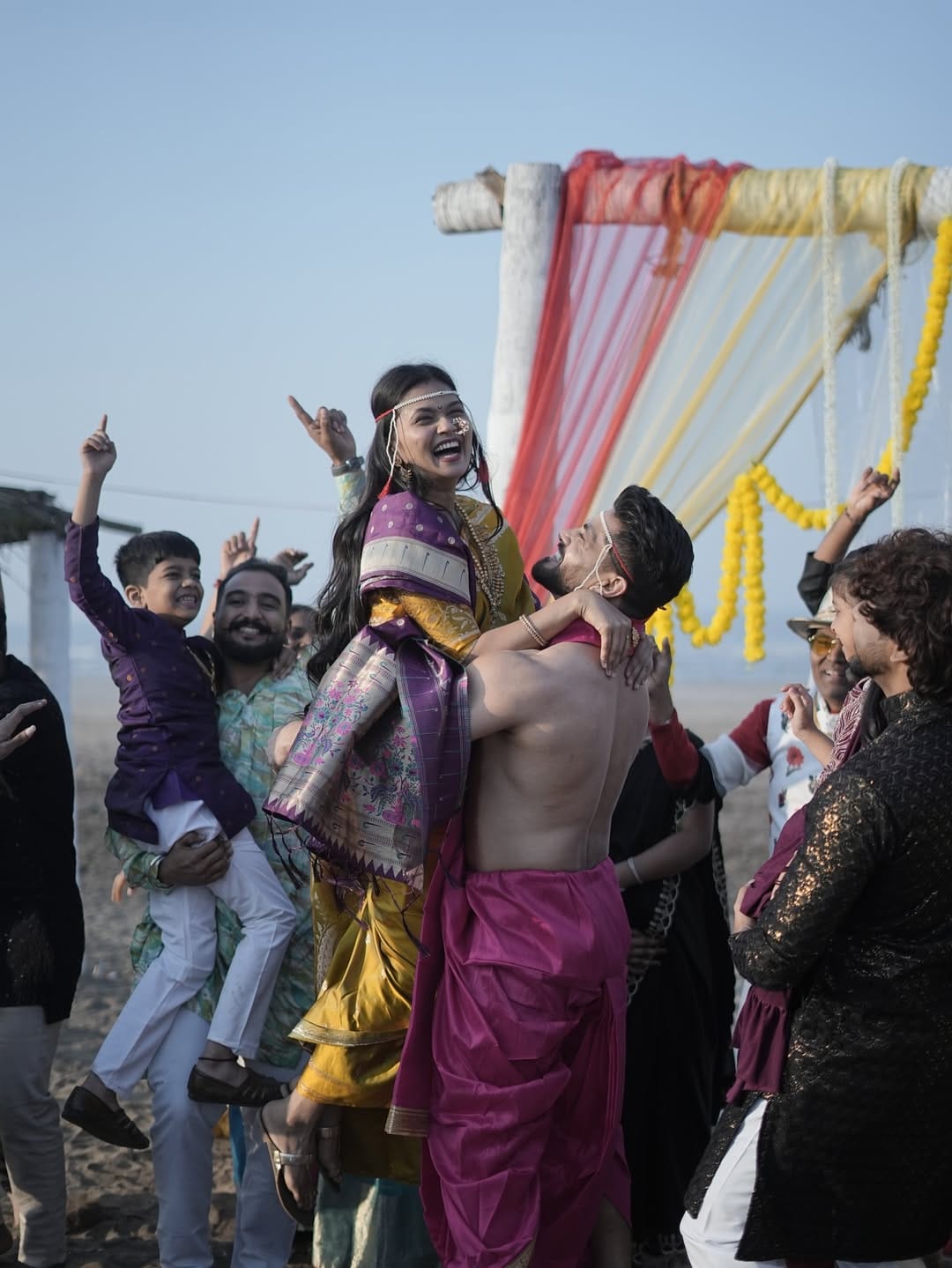 परंतु गौतमी आणि शिव ठाकरे यांचे लग्न झालेले नाही. या दोघांचे 'मासोळी सोन्यावाणी' नावाचे गाणे रिलीज झाले आहे. याच गाण्याच्या शूटिंगदरम्यान हे फोटो काढण्यात आले आहेत. तेच फोटो गौतमी पाटीलने शेअर केले आहेत. गौतमीचे हे नवे गाणे यूट्यूबवर उपलब्ध आहे. 