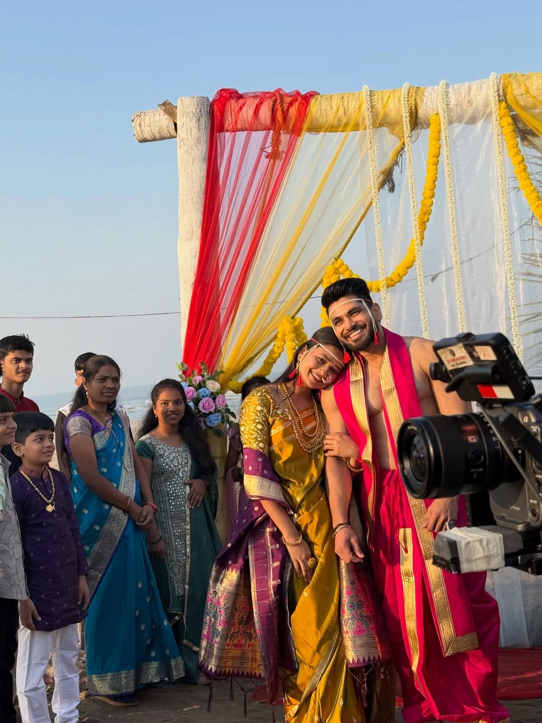 एका फोटोमध्ये गौतमी पाटीलने शीव ठाकरेचा हात पकडल्याचे दिसत आहे. तर दुसऱ्या एका फोटोत शिव ठाकरेने गौतमी पाटीलला आपल्या पत्नीप्रमाणे उचलून घेतले आहे. त्यामुळेच या दोघांनी लग्न केलेल की काय? असा प्रश्न उपस्थित केला जातोय.