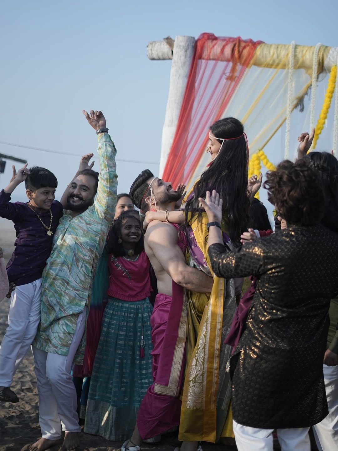 हे फोटो पाहून गौतमी पाटील आणि शिव ठाकरे या दोघांनी लग्न केलं की काय? असं उत्सुकतेने विचारले जात आहे. विशेष म्हणजे गौतमीने अपलोड केलेल्या या फोटोंना हजारो लोकांनी लाईक केले असून वेगवेगळ्या कमेंट्स केल्या आहेत. 