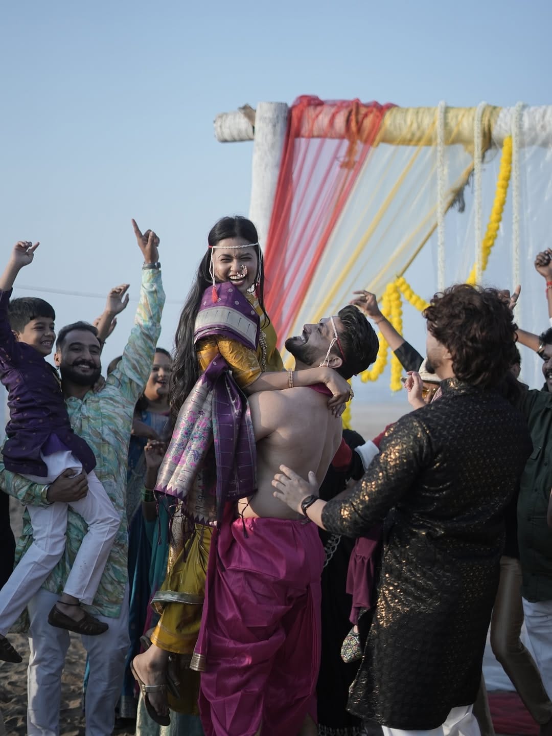 दरम्यान, गौतमी पाटील सध्या एका वेगळ्याच कारणामुळे चर्चेत आली आहे. तिने तिच्या इन्स्टाग्राम खात्यावर काही फोटो शेअर केले आहेत. गौतमी पाटील चक्क नवरीच्या वेशात दिसत आहे. तिच्यासोबत बिग बॉस विजेता शिव ठाकरे हादेखील दिसत आहे. 