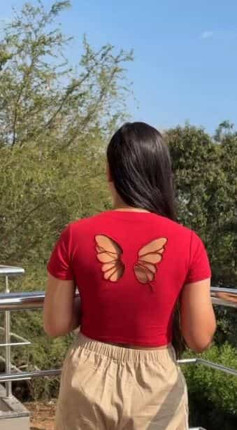 नृत्यांगणा गौतमी पाटील हिला आज ओळखीची गरज नाही. तिच्या नृत्यांच्या कार्यक्रमाला आज हजारो तरुणांची गर्दी असते. विशेष म्हणजे तिला सोशल मीडियावरही मोठी फॅन फॉलोइंग आहे. तिने टाकलेल्या एका व्हिडीओवर हजारो लोक लाईक करतात.