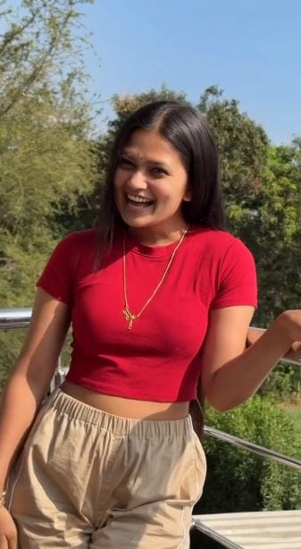 सध्या व्हायरल झालेल्या व्हिडीओमध्ये गौतमीने गळ्यात एक सोन्याची चैन परिधान केली आहे. या सोन्याच्या साखळीत एक विशेष नाव आहे. लाल रंगाच्या ड्रेसवर तिने ही सोन्याची साखळी घातली आहे.