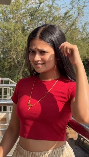 या सोन्याच्या साखळीमध्ये एक खास नाव आहे. हा व्हिडीओ पाहून गौतमीच्या गळ्यात कोणाचे नाव आहे, असे विचारले जात आहे. व्हिडीओ लक्ष देऊन पहिल्यावर हे नाव काय आहे ते समजून येत आहे. गौतमीने गळ्यात घातलेल्या सोन्याच्या साखळीत कान्हा असे नाव आहे.