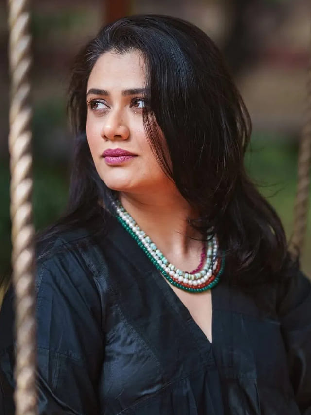 नॅशनल क्रश गिरिजा ओकचा पांढऱ्या साडीमध्ये बोल्ड लूक