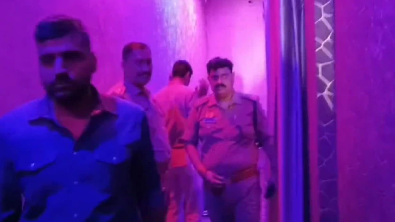 राजातालाब परिसरातील कचनार भागात ‘AURA HEAVEN’ नावाने चालणाऱ्या स्पा सेंटरवर राजातालाब पोलीस आणि SOG-2 पथकाने संयुक्त छापा टाकला. या ठिकाणी पशुवैद्यकीय रुग्णालयाजवळ हे स्पा सेंटर कार्यरत होते. पोलिसांनी छापा टाकताच आत पाहिलेलं दृश्य धक्कादायक होतं.