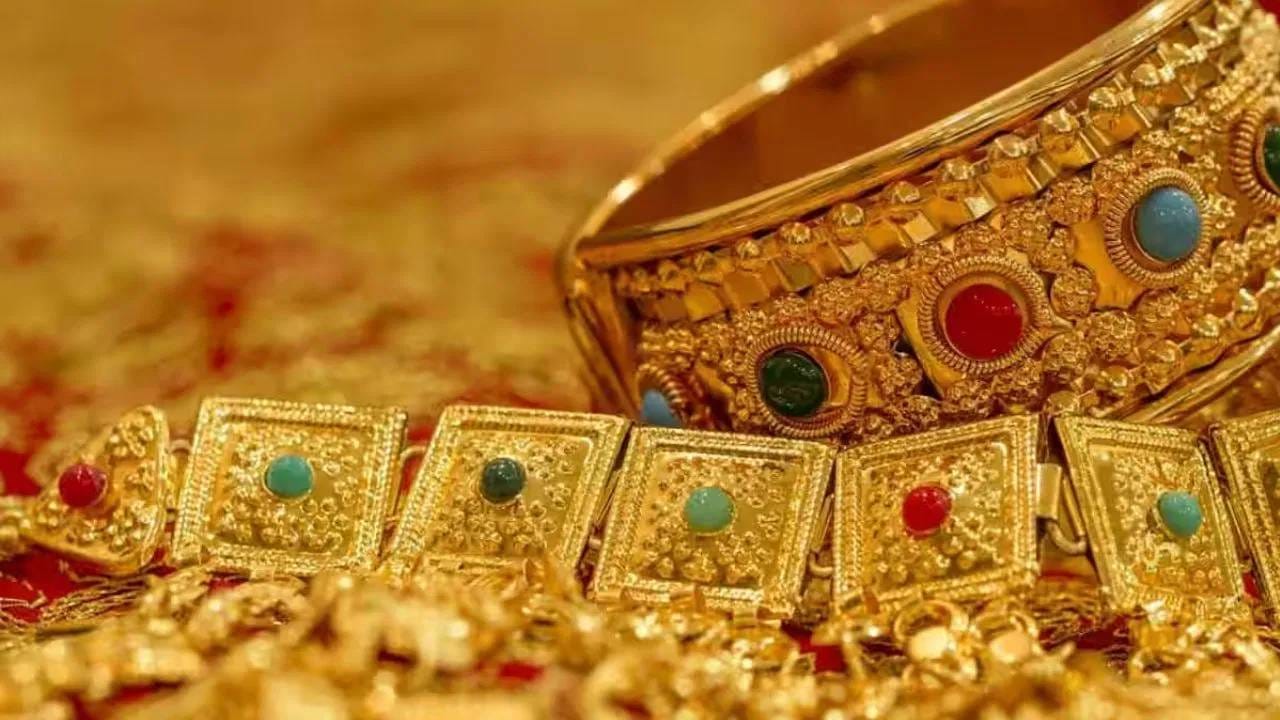  जळगावच्या सराफ बाजारात आठवडाभर मोठी घसरण झालेली होती. साडेतीन मुहूर्तांपैकी एक असलेला गुढी पाडव्याचा सण काला झाला, त्यानंतर आज दुसऱ्या दिवशी मौल्यवान धातूंच्या दरात, म्हणजेच सोन्या आणि चांदीच्या दरात आज मोठी वाढ झालेली पहायला मिळाली.