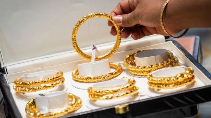 इराण आणि इस्रायल यांच्यात सुरू असलेल्या युद्धामुळे जगभरात चिंता व्यक्त केली जात आहे. इंधनाचा दर वाढला असून भविष्यात युद्ध चालूच राहिले तर ते आणखी महागण्याची शक्यता व्यक्त केली जात आहे. या युद्धामुळे सोने आणि चांदीचा भावदेखील कधी जास्त तर कधी कमी होत आहे. 