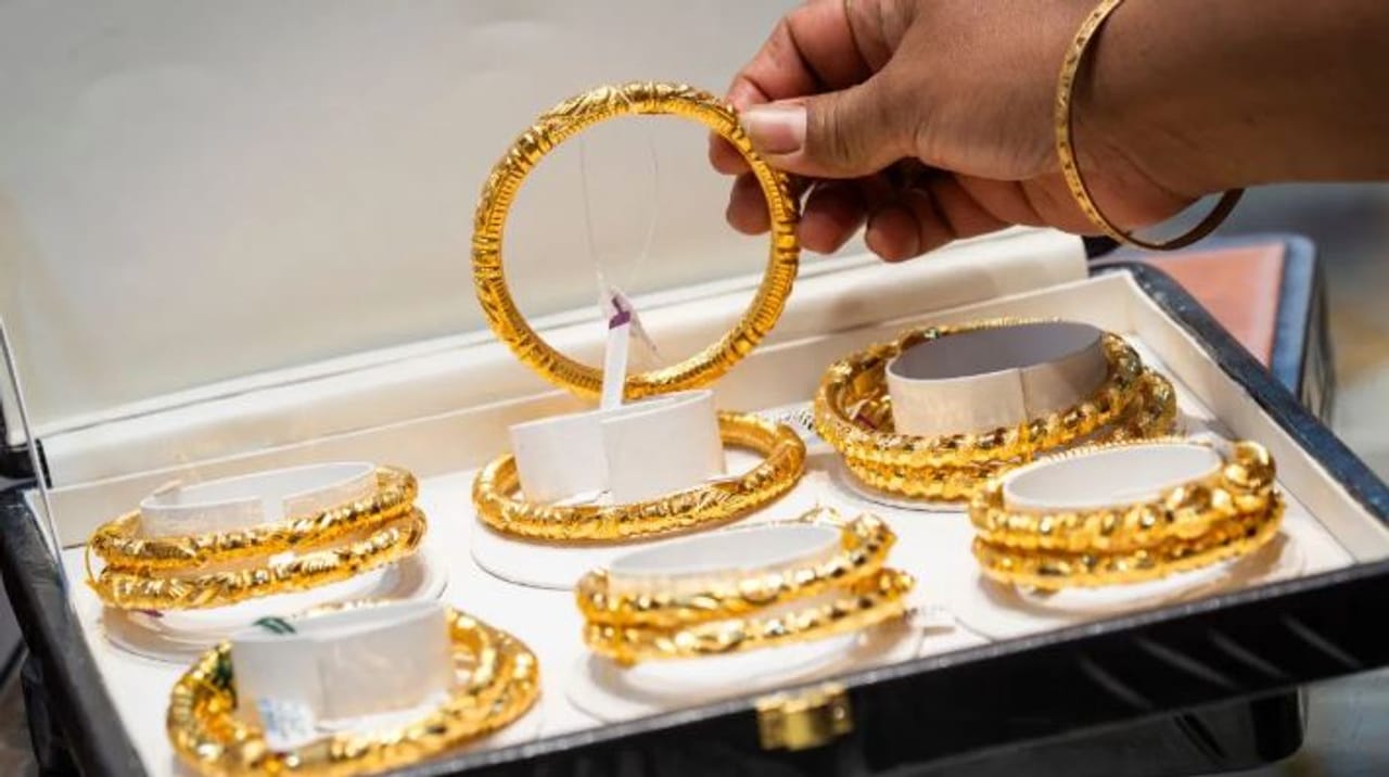 इराण आणि इस्रायल यांच्यात सुरू असलेल्या युद्धामुळे जगभरात चिंता व्यक्त केली जात आहे. इंधनाचा दर वाढला असून भविष्यात युद्ध चालूच राहिले तर ते आणखी महागण्याची शक्यता व्यक्त केली जात आहे. या युद्धामुळे सोने आणि चांदीचा भावदेखील कधी जास्त तर कधी कमी होत आहे. 