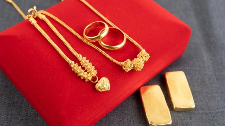 आज (10 मार्च) पुन्हा एकदा सोन्याचा भाव चांगलाच वाढला. विशेष म्हणजे चांदीचा भाव तर एखाच दिवसात 10000 रुपयांनी वाढला आहे. सोने आणि चांदीच्या भावात एवढ्या मोठ्या प्रमाणातील तेजी पाहून चिंता व्यक्त केली जात आहे. भविष्यात युद्ध चालूच राहिले तर काय होणार? असे विचारले जात आहे.