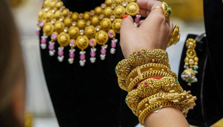 मंगळवारी मल्टी कमोडिटी एक्स्चेंजवर सोन्याच भाव साधारण 2000 रुपयांनी वाढल्याचे पाहायला मिळाले. सोमवारी 5 मे रोजी एक्स्पायर होणाऱ्या एक किलो चांदीचा भाव 2,67,160 रुपये होता. आज हाच भाव मंगळवारी थेट 2,76,370 रुपये प्रति किलोवर पोहोचला. 