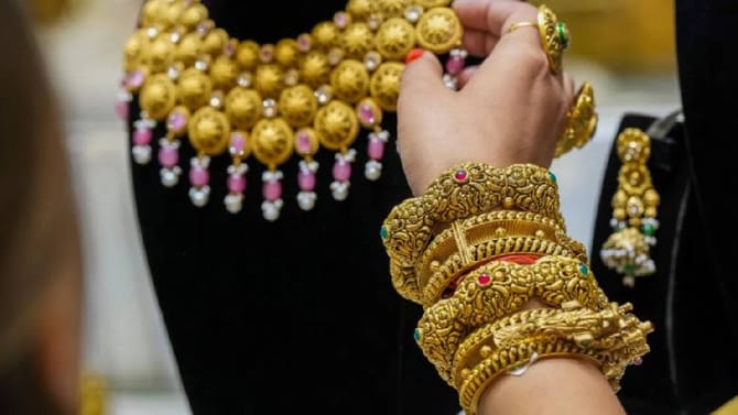 एकाच दिवसात सोनं प्रचंड वाढलं, 10 ग्रॅमचा भाव पोहोचला थेट...