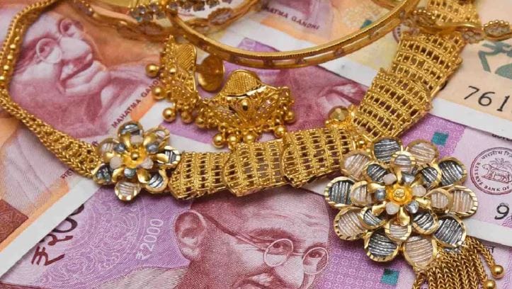 इराण आणि इस्रायल यांच्यातील युद्धामुळे सोने आणि चांदीच्या भावातही मोठी अस्थिरता निर्माण झाली आहे. सोन्याचा भाव सध्या वाढताना पाहायला मिळत आहे. ही युद्धाची स्थिती अशीच कायम राहिली तर भविष्यात सोनं आणखी महागण्याची शक्यता व्यक्त केली जात आहे.