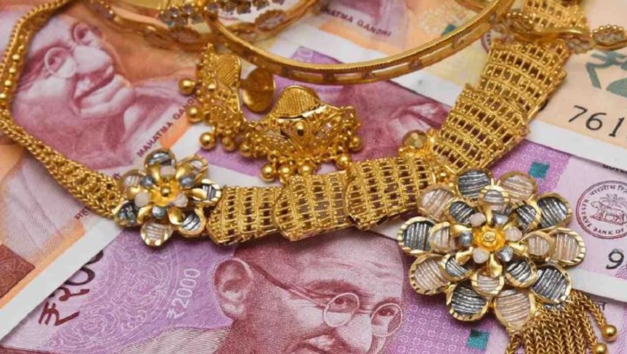 इराण आणि इस्रायल यांच्यातील युद्धामुळे सोने आणि चांदीच्या भावातही मोठी अस्थिरता निर्माण झाली आहे. सोन्याचा भाव सध्या वाढताना पाहायला मिळत आहे. ही युद्धाची स्थिती अशीच कायम राहिली तर भविष्यात सोनं आणखी महागण्याची शक्यता व्यक्त केली जात आहे. 