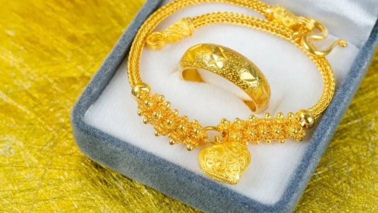 दरम्यान, आज (5 मार्च) सलग दुसऱ्या दिवशी सोने तसेच चांदीच्या भावात घसरण झाली आहे. सुवर्ण नगरी म्हणून ओळख असलेल्या जळगावमध्ये सोनं चांगलंच घसरलं आहे. आज दिवसभरात सोन्याचा भाव दीड हजारांनी घसरला आहे. 