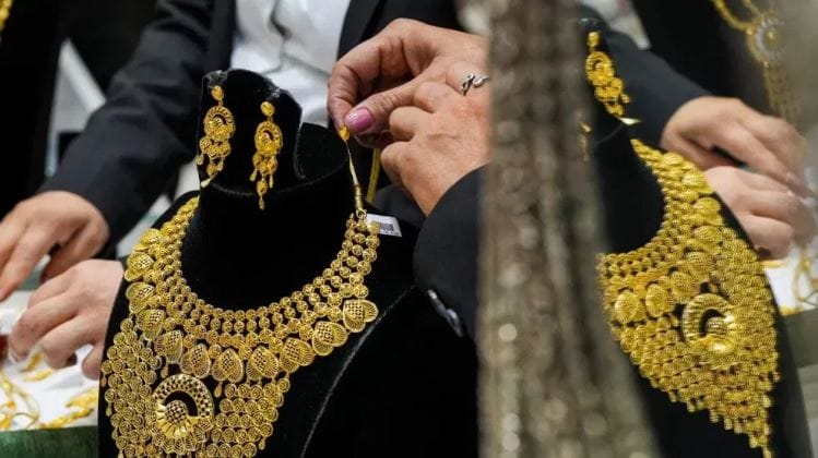 आज दिवसभरात सोन्याच्या दरात 1 हजार 500 रुपयांची तर चांदीच्या दरात 6 हजार रुपयांची घसरण झाली आहे. या नव्या घसरणीसह सोन्याचे दर जीएसटीसह 1 लाख 65 हजार 315 रुपयांवर पोहोचला आहे. 