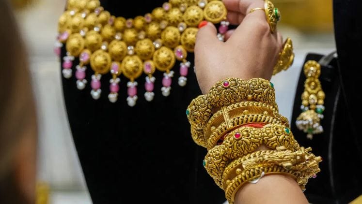 संपूर्ण फेब्रुवारी महिन्यात सोनं 5.06 टक्क्यांनी वाढले आहे. म्हणजेच फेब्रुवारीमध्ये सोनं साधारण 81300 रुपये प्रति 100 ग्रॅमने वाढले आहे.  महिन्याभरात 22 कॅरेट सोन्याचा भाव 5.05  टक्क्यांनी वाढला आहे. 