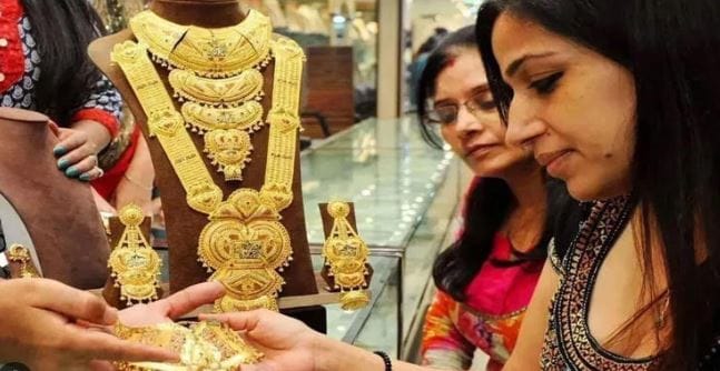 गुढीपाडव्याच्या पूर्वसंध्येला सोन्याने चांदीच्या दरात मोठी घसरण झाल्याने ग्राहकांना मोठा दिलासा मिळाला आहे. अमेरिका-इराण युद्धाचा परिणाम झाला असून गेल्या 18 दिवसांपासून सोन्या-चांदीच्या दरात मोठी चढ-उतार सुरू आहे. आता भविष्यात काय होणार, असे उत्सुकतेने विचारले जात आहे. 