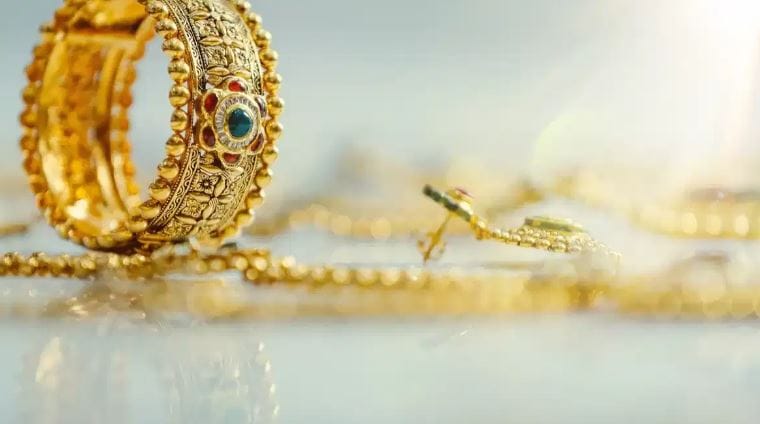 प्रति ग्रॅमच्या हिशोबाने पाहायचे झाल्यास सध्या मुंबई, पुणे, हैदराबाद या शहरांत 24 कॅरेट सोन्याचा भाव 17308 रुपये प्रति ग्रॅम झाला आहे. 22 कॅरेट सोन्याचा भाव 15865  रुपये प्रति ग्रॅमपर्यंत वाढला आहे. रविवारी 24 कॅरेट सोन्याचा भाव साधारण 4370 रुपयांनी वाढला आहे. 22 कॅरेट सोन्याचा भाव 4020 रुपयांनी वाढला आहे. 