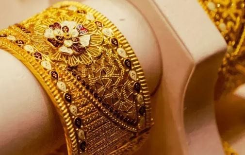 या युद्धामुळे जागतिक पातळीवर अस्थिरता निर्माण झाल्याने सोने तसेच चांदी या दोन्ही मौल्यवान धातूंचे भाव वाढत आहेत. गेल्या काही दिवसांपासून इराण-इस्रायल यांच्यात वाद चालू होता. कोणत्याही क्षणी युद्धाला सुरुवात होऊ शकते, असे सांगितले जात होते. त्यामुळेच गुंतवणूकदार सुरक्षित गुंतवणूक म्हणून सोने आणि चांदीमध्ये पैसे गुंतवत आहेत.