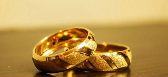 त्यामुळेच मागणी जास्त आणि पुरवठा कमी यामुळे सोन्याचा तसेच चांदीचा भाव वाढत आहे. आकड्यांमध्ये सांगायचे झाल्यास 16 फेब्रुवारी 2026 पासून सोन्याचा भाव तब्बल 19,058 रुपयांनी वाढला आहे. सध्याची परिस्थिती लक्षात घेता हा भाव आणखी वाढण्याची शक्यता व्यक्त केली जात आहे.